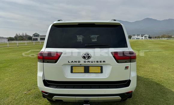 Buy Used Toyota Land Cruiser White Car in Thimphu in Timphu Buy Used Toyota Land Cruiser White Car in Thimphu in Timphu