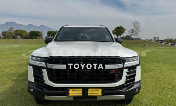 Buy Used Toyota Land Cruiser White Car in Thimphu in Timphu Buy Used Toyota Land Cruiser White Car in Thimphu in Timphu