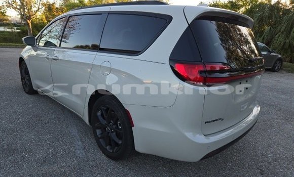 Buy Used Chrysler Pacifica White Car in Tongsa in Tongsa Buy Used Chrysler Pacifica White Car in Tongsa in Tongsa