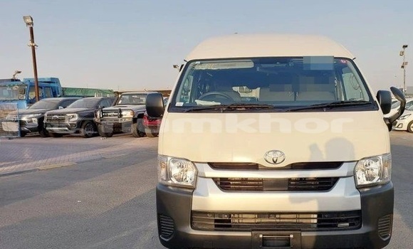 Buy Used Toyota Hiace White Car in Thimphu in Timphu Buy Used Toyota Hiace White Car in Thimphu in Timphu