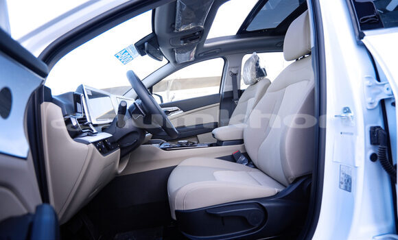 Buy Used Kia Sportage White Car in Thimphu in Timphu Buy Used Kia Sportage White Car in Thimphu in Timphu