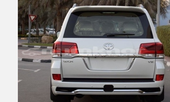 Buy Used Toyota Land Cruiser White Car in Thimphu in Timphu Buy Used Toyota Land Cruiser White Car in Thimphu in Timphu