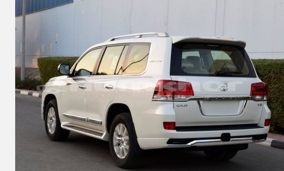 Buy Used Toyota Land Cruiser White Car in Thimphu in Timphu Buy Used Toyota Land Cruiser White Car in Thimphu in Timphu