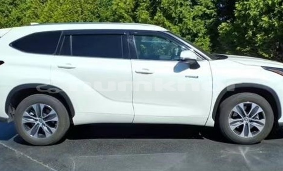 Buy Used Toyota Highlander White Car in Thimphu in Timphu Buy Used Toyota Highlander White Car in Thimphu in Timphu