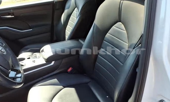 Buy Used Toyota Highlander White Car in Thimphu in Timphu Buy Used Toyota Highlander White Car in Thimphu in Timphu