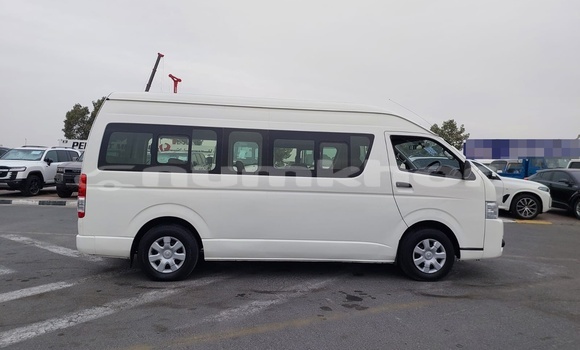 Buy Used Toyota Hiace White Car in Chhukha in Chhukha Buy Used Toyota Hiace White Car in Chhukha in Chhukha
