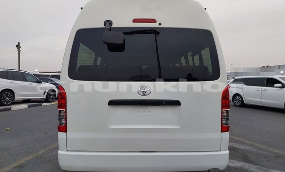 Buy Used Toyota Hiace White Car in Chhukha in Chhukha Buy Used Toyota Hiace White Car in Chhukha in Chhukha