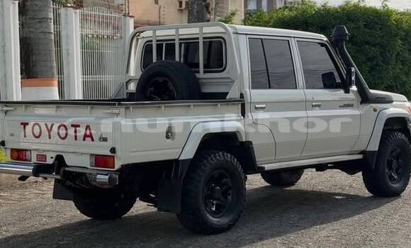 Buy Used Toyota Land Cruiser White Car in Thimphu in Timphu Buy Used Toyota Land Cruiser White Car in Thimphu in Timphu