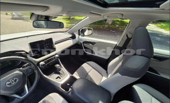 Buy Used Toyota RAV4 White Car in Jakar in Bumthang Buy Used Toyota RAV4 White Car in Jakar in Bumthang
