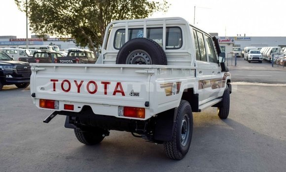 Buy Import Toyota Pickup White Car in Import - Dubai in Bumthang Buy Import Toyota Pickup White Car in Import - Dubai in Bumthang