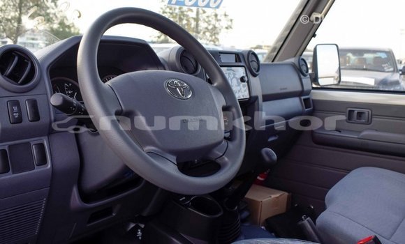 Buy Import Toyota Pickup White Car in Import - Dubai in Bumthang Buy Import Toyota Pickup White Car in Import - Dubai in Bumthang