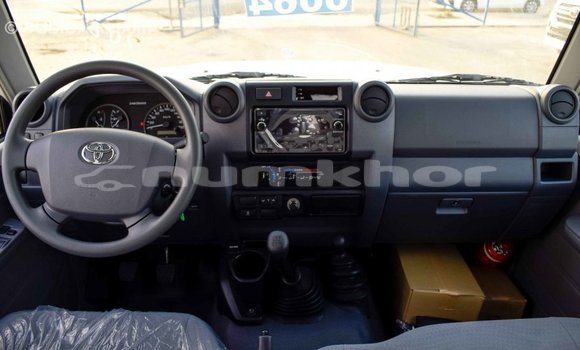 Buy Import Toyota Pickup White Car in Import - Dubai in Bumthang Buy Import Toyota Pickup White Car in Import - Dubai in Bumthang