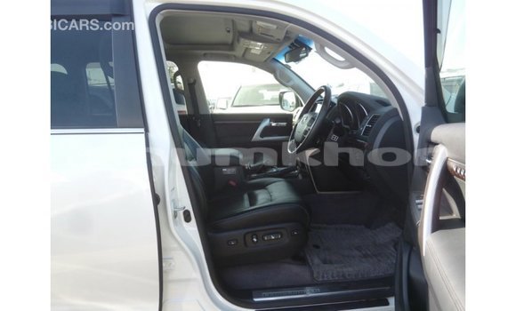 Buy Import Toyota Land Cruiser White Car in Import - Dubai in Bumthang Buy Import Toyota Land Cruiser White Car in Import - Dubai in Bumthang