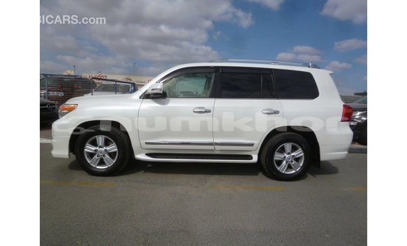 Buy Import Toyota Land Cruiser White Car in Import - Dubai in Bumthang Buy Import Toyota Land Cruiser White Car in Import - Dubai in Bumthang