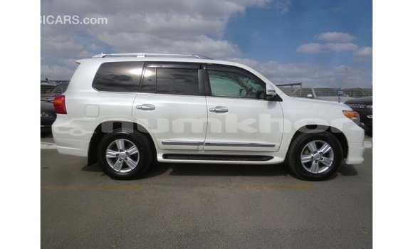 Buy Import Toyota Land Cruiser White Car in Import - Dubai in Bumthang Buy Import Toyota Land Cruiser White Car in Import - Dubai in Bumthang