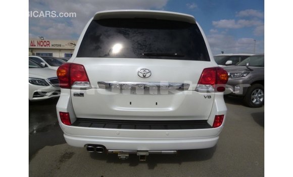 Buy Import Toyota Land Cruiser White Car in Import - Dubai in Bumthang Buy Import Toyota Land Cruiser White Car in Import - Dubai in Bumthang
