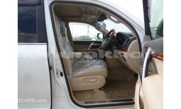 Buy Import Toyota Land Cruiser White Car in Import - Dubai in Bumthang Buy Import Toyota Land Cruiser White Car in Import - Dubai in Bumthang