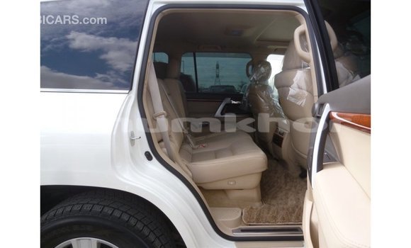 Buy Import Toyota Land Cruiser White Car in Import - Dubai in Bumthang Buy Import Toyota Land Cruiser White Car in Import - Dubai in Bumthang