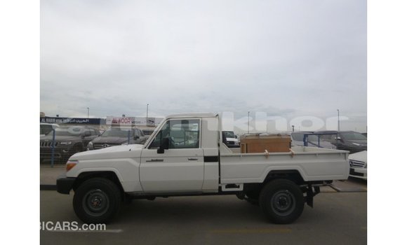 Buy Import Toyota Land Cruiser White Car in Import - Dubai in Bumthang Buy Import Toyota Land Cruiser White Car in Import - Dubai in Bumthang