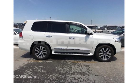 Buy Import Toyota Land Cruiser White Car in Import - Dubai in Bumthang Buy Import Toyota Land Cruiser White Car in Import - Dubai in Bumthang