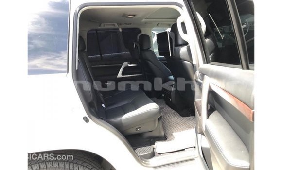Buy Import Toyota Land Cruiser White Car in Import - Dubai in Bumthang Buy Import Toyota Land Cruiser White Car in Import - Dubai in Bumthang