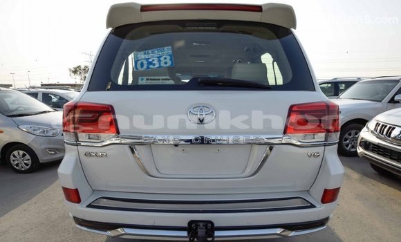 Buy Import Toyota Land Cruiser White Car in Import - Dubai in Bumthang Buy Import Toyota Land Cruiser White Car in Import - Dubai in Bumthang