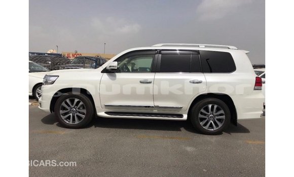 Buy Import Toyota Land Cruiser White Car in Import - Dubai in Bumthang Buy Import Toyota Land Cruiser White Car in Import - Dubai in Bumthang