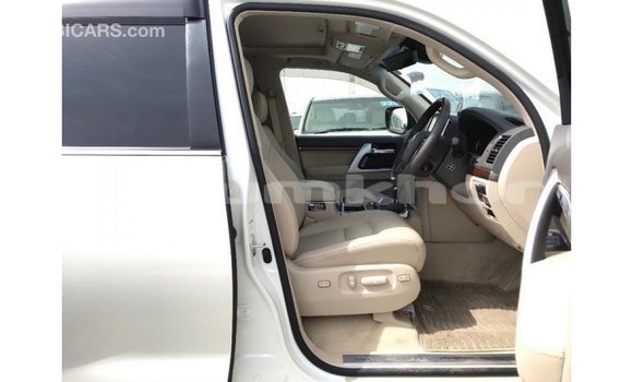 Buy Import Toyota Land Cruiser White Car in Import - Dubai in Bumthang Buy Import Toyota Land Cruiser White Car in Import - Dubai in Bumthang