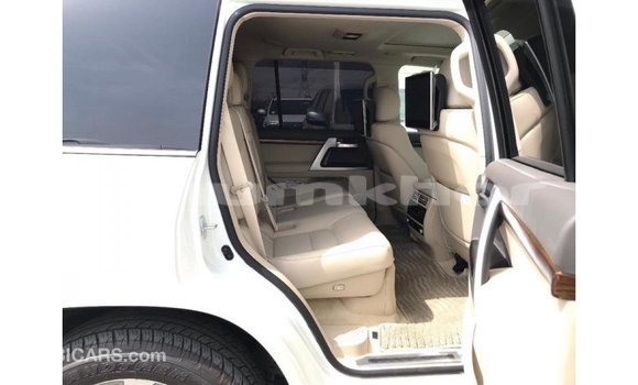 Buy Import Toyota Land Cruiser White Car in Import - Dubai in Bumthang Buy Import Toyota Land Cruiser White Car in Import - Dubai in Bumthang