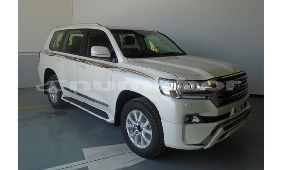 Buy Import Toyota Land Cruiser White Car in Import - Dubai in Bumthang Buy Import Toyota Land Cruiser White Car in Import - Dubai in Bumthang
