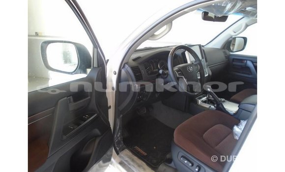Buy Import Toyota Land Cruiser White Car in Import - Dubai in Bumthang Buy Import Toyota Land Cruiser White Car in Import - Dubai in Bumthang